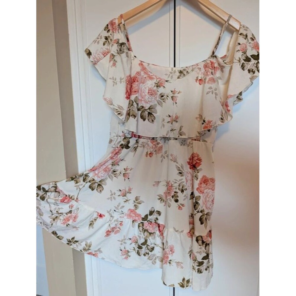 Dress with flower pattern and open shoulders.